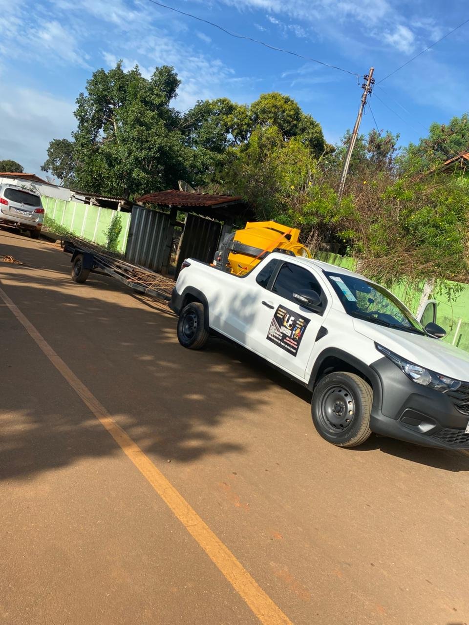 Foto marcada em LF locadora e vendas de ferragens